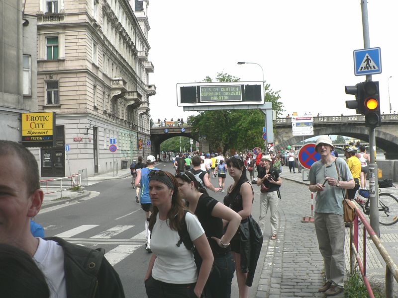 Maraton09 163.jpg - Kvůli ptáčníkovi jsme tat tak stihl předat Honzovi gel. Nikoliv ho vyfotit, no snad to zvládnou Burkoňovi a Alice.